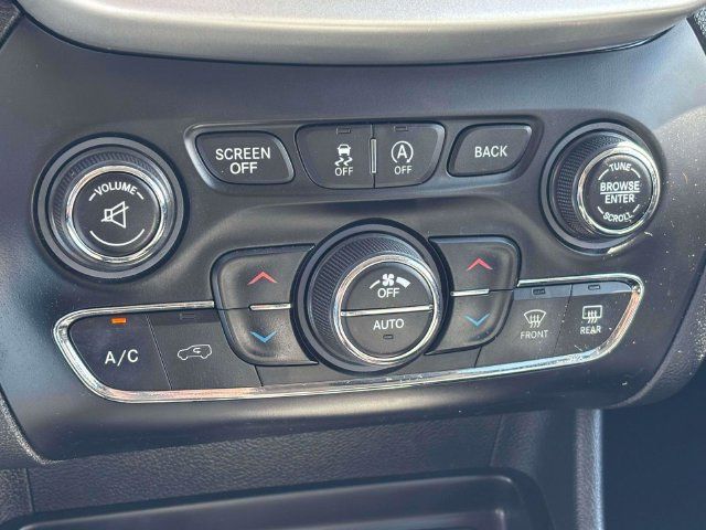 Used 2016 Jeep Cherokee Trailhawk w/ Comfort/Convenience Group AWD/4WD image 18