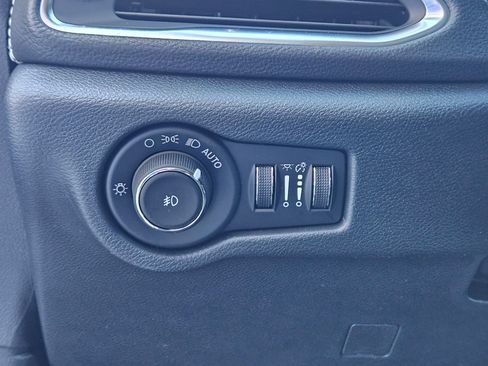 New 2026 Chrysler Pacifica Limited w/ Uconnect Theater Family Group image 17