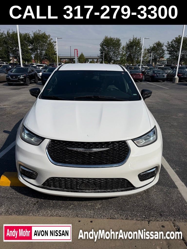 Used 2025 Chrysler Pacifica Select FWD image 2