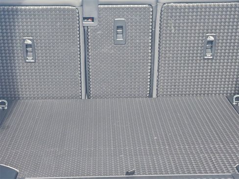 Used 2025 Land Rover Defender 110 S image 24