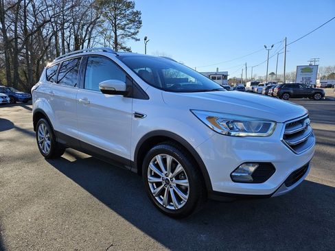 Used 2017 Ford Escape Titanium image 3