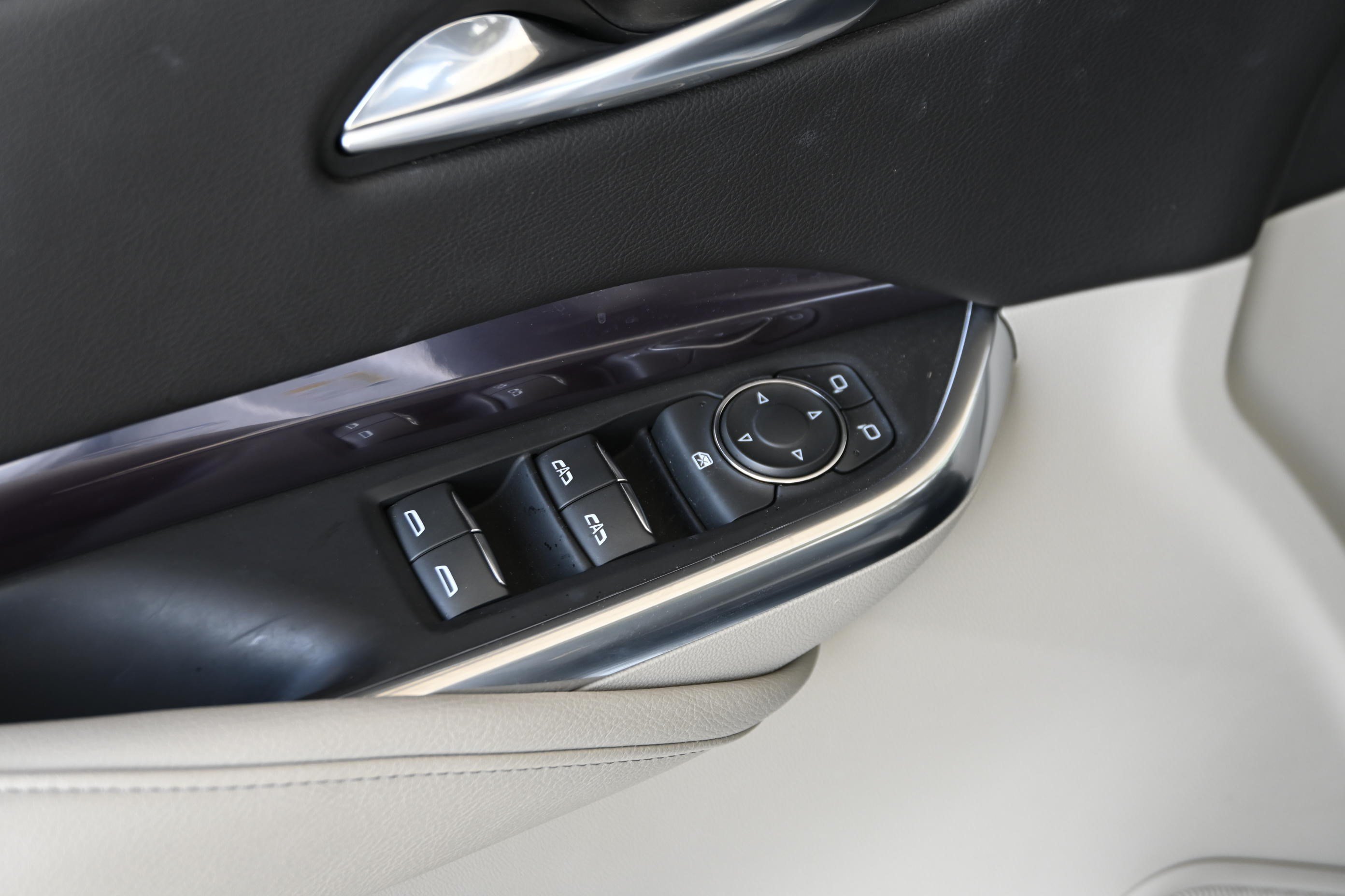 Used 2021 Cadillac XT4 Luxury w/ Cold Weather Package FWD image 27