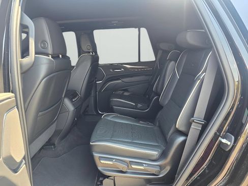 Used 2023 Cadillac Escalade Premium Luxury AWD/4WD image 12