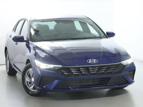Used 2024 Hyundai Elantra SE FWD image 2