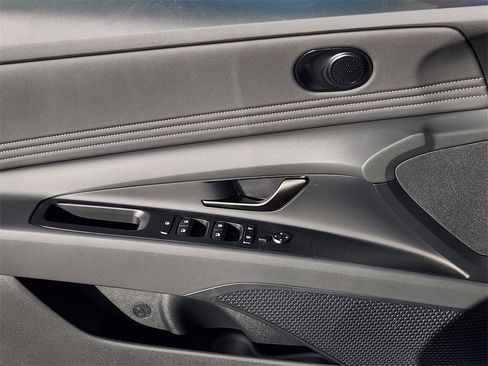 New 2025 Hyundai Elantra SEL image 24