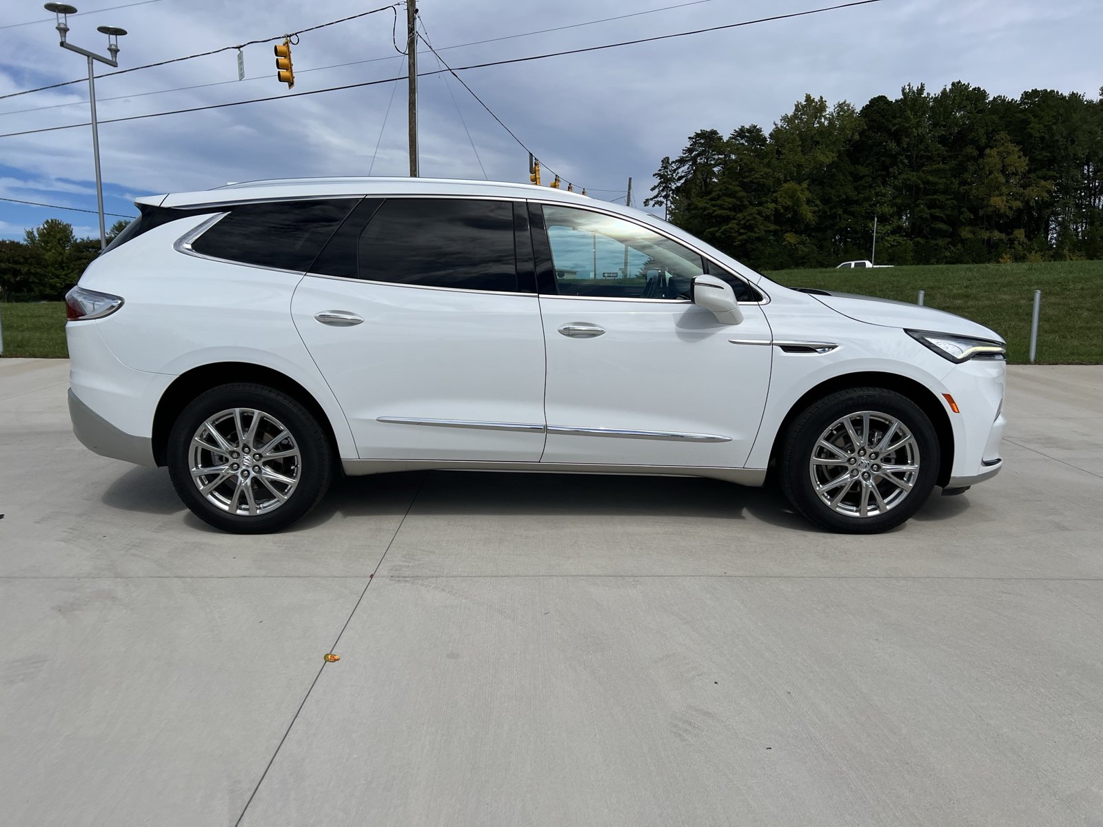 Used 2023 Buick Enclave Essence w/ Experience Buick Package FWD image 9