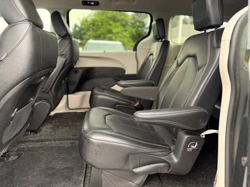 Used 2022 Chrysler Pacifica Touring-L FWD image 16
