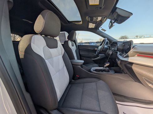 Used 2024 Chevrolet Trax RS w/ Sunroof Package image 38