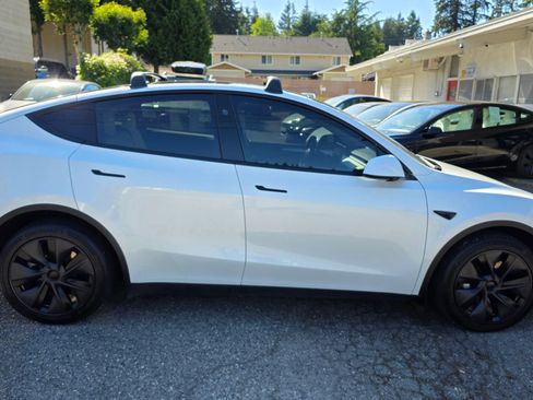 Used 2025 Tesla Model Y Long Range AWD/4WD image 4