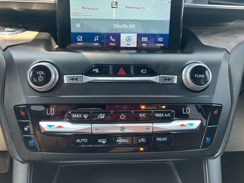 Used 2020 Ford Explorer Platinum w/ Premium Technology Package AWD/4WD image 19