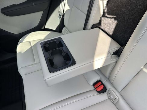 Used 2025 Volvo XC40 B5 Ultra w/ Climate Package image 10