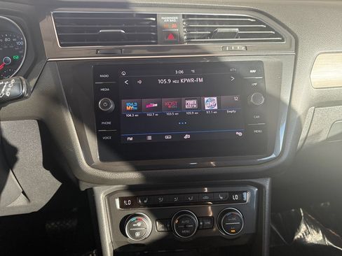 Used 2018 Volkswagen Tiguan SEL FWD image 14