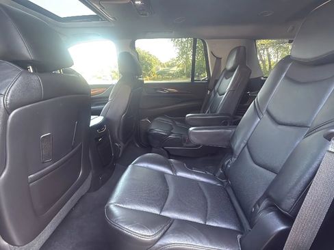 Used 2015 Cadillac Escalade Luxury image 25