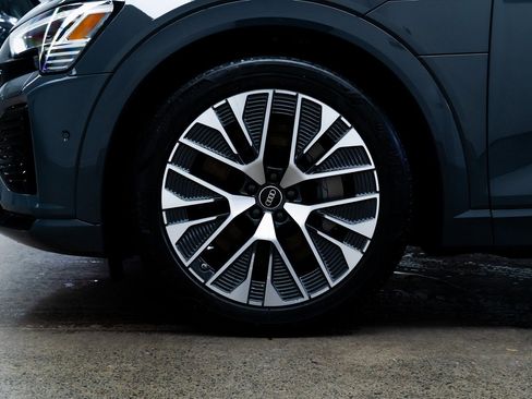 Used 2024 Audi Q8 e-tron Premium Plus image 7