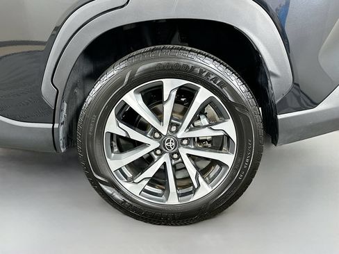 Certified 2025 Toyota Corolla Cross XLE FWD image 31
