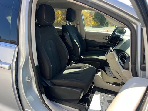 Used 2023 Chrysler Voyager LX image 32