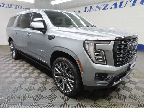 Used 2025 GMC Yukon XL Denali Ultimate AWD/4WD image 3