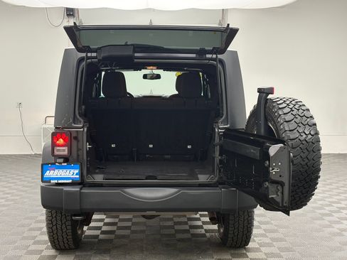 Used 2018 Jeep Wrangler Unlimited Rubicon w/ Dual Top Group AWD/4WD image 8