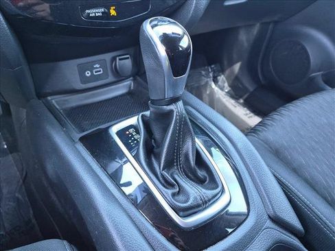 Used 2020 Nissan Rogue SV FWD image 14