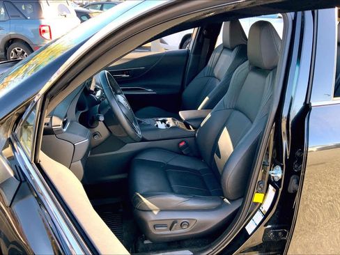 Used 2022 Toyota Venza Limited image 7