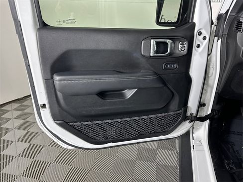 Used 2019 Jeep Wrangler Unlimited Sahara w/ Quick Order Package 24M Moab image 10