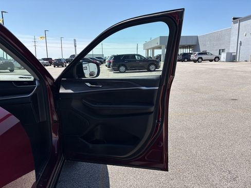 Used 2023 Jeep Grand Cherokee Limited AWD/4WD image 18