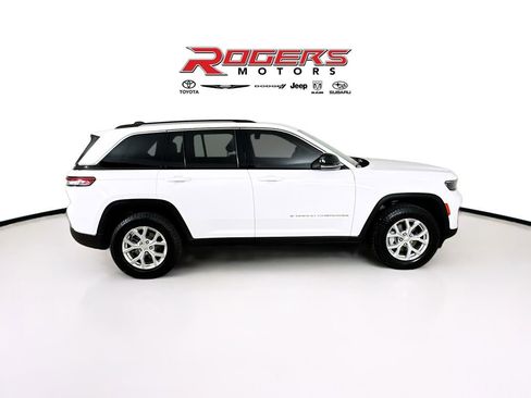 Certified 2023 Jeep Grand Cherokee Limited w/ Trailer Tow Prep Group (B) image 9