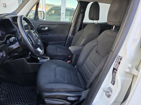 Used 2019 Jeep Renegade Latitude w/ Cold Weather Group image 4