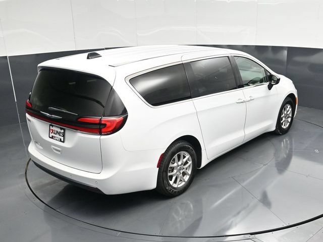 Certified 2024 Chrysler Pacifica Touring-L FWD image 50