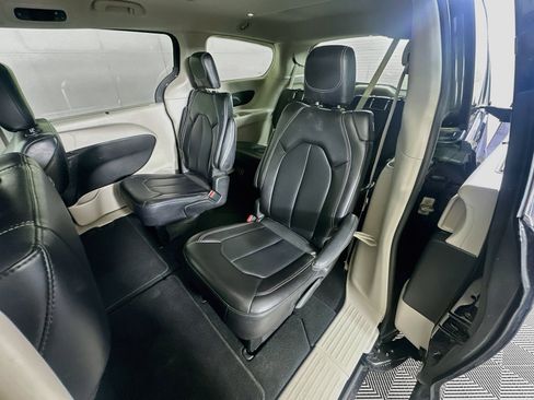 Used 2024 Chrysler Pacifica Touring-L FWD image 26