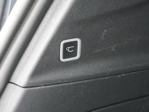 Used 2025 Chrysler Pacifica Select FWD image 9
