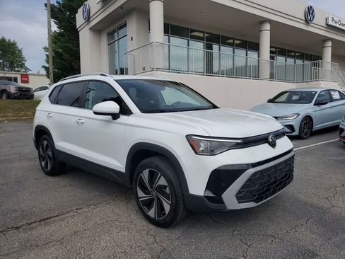 Used 2025 Volkswagen Taos SE w/ Panoramic Sunroof Package AWD/4WD image 3