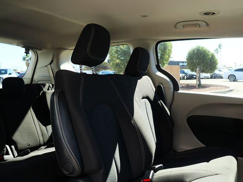 Used 2020 Chrysler Voyager L image 28