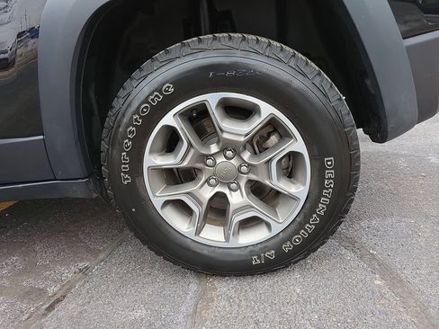 Used 2022 Jeep Cherokee Trailhawk w/ Comfort/Convenience Group image 32