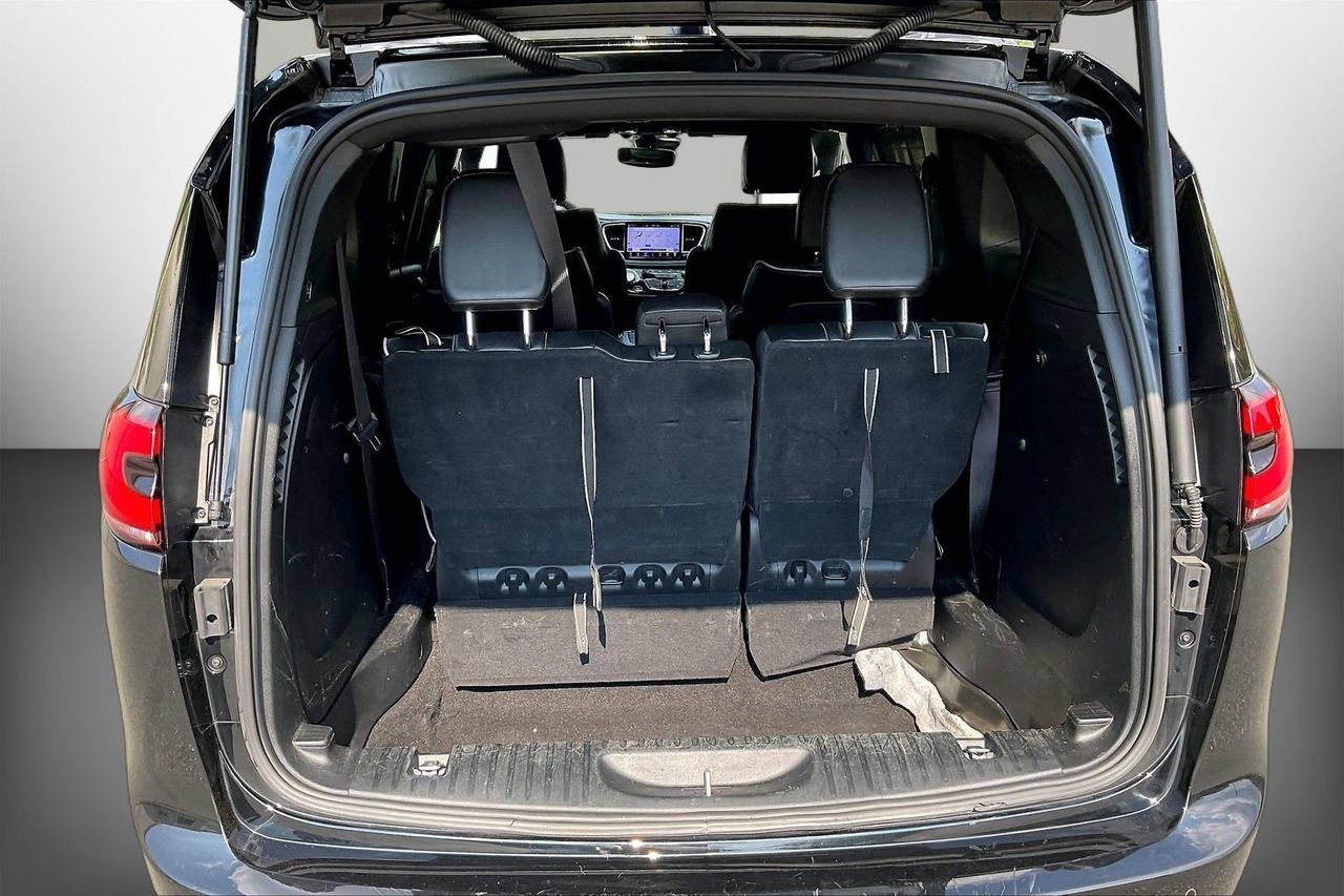 Used 2025 Chrysler Pacifica Limited FWD image 27
