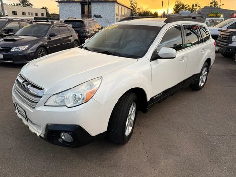 Used 2013 Subaru Outback 3.6R Limited w/ Moonroof Pkg AWD/4WD image 5
