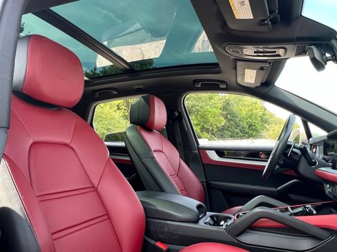 Certified 2024 Porsche Cayenne S AWD/4WD image 23