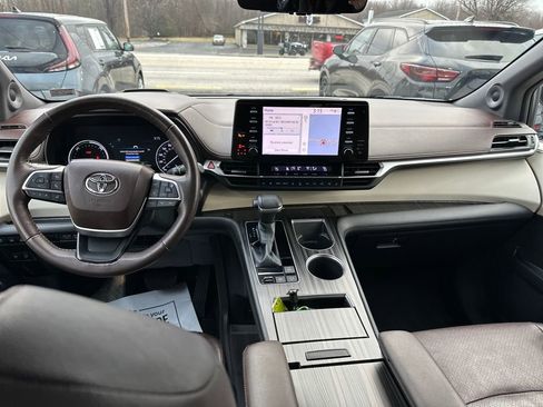 Used 2021 Toyota Sienna Platinum image 17