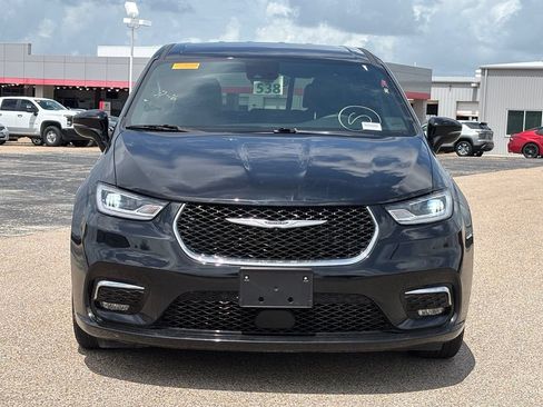 Used 2025 Chrysler Pacifica Select FWD image 3
