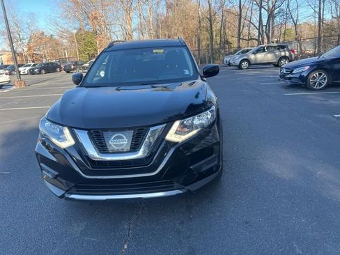 Used 2017 Nissan Rogue SV image 2