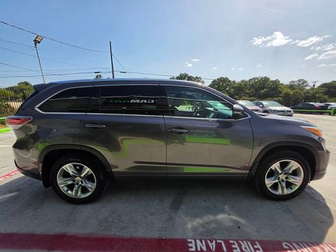 Used 2014 Toyota Highlander Limited Platinum AWD/4WD image 16