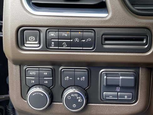 Used 2021 Chevrolet Suburban Z71 w/ Luxury Package image 21