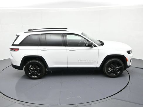Used 2023 Jeep Grand Cherokee Limited w/ Black Appearance Package AWD/4WD image 19