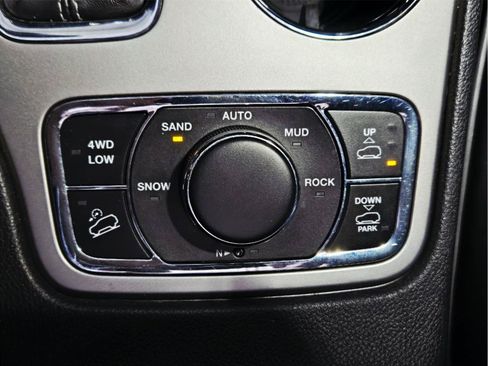 Used 2019 Jeep Grand Cherokee Overland AWD/4WD image 40