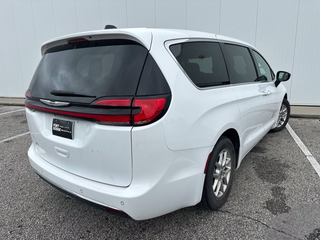 Used 2024 Chrysler Pacifica Touring-L FWD image 6