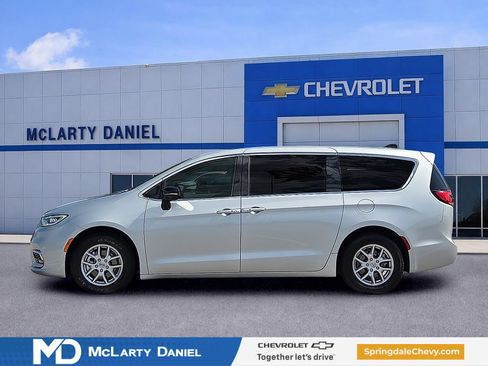 Used 2024 Chrysler Pacifica Touring-L FWD image 3