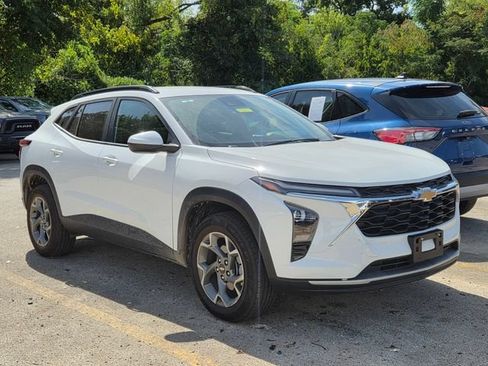 Used 2025 Chevrolet Trax LT FWD image 3