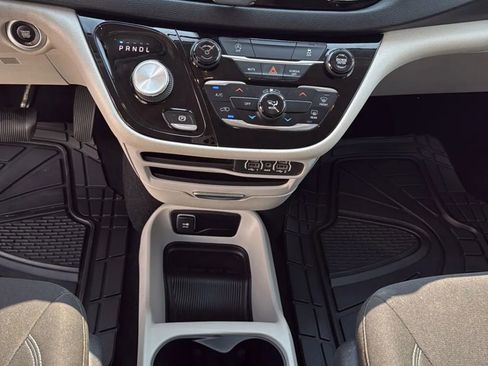 Used 2021 Chrysler Voyager LX image 10