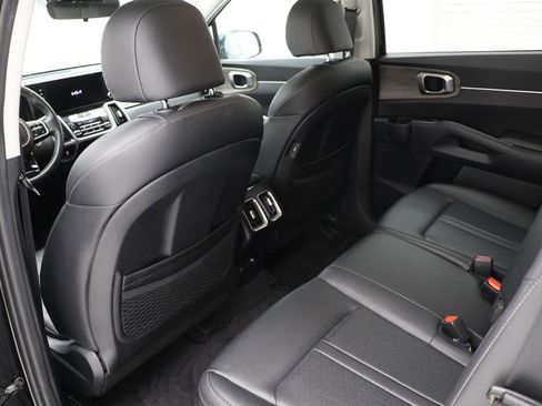 Used 2023 Kia Sorento S image 11