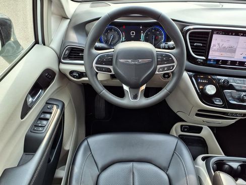 Used 2024 Chrysler Pacifica Touring-L FWD image 15